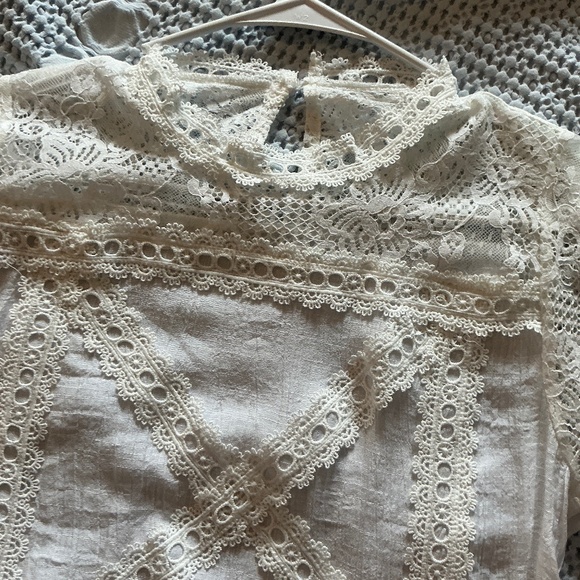 Ladies White short sleeve top. - Picture 2 of 5